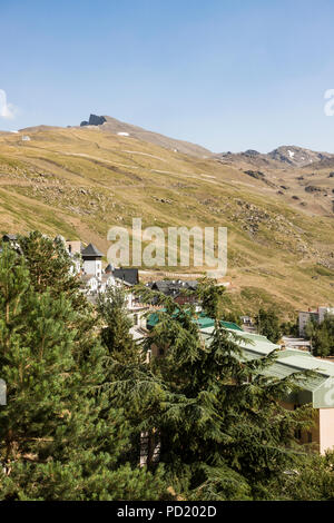 Skigebiet Pradollano, Sierra Nevada, in der Sommersaison. Granada, Andalusien, Spanien. Stockfoto