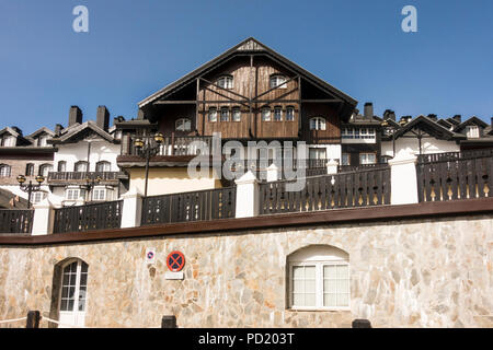 Fassade des Hotel in Pradellano Ski Resort, Sierra Nevada, in der Sommersaison. Granada, Andalusien, Spanien. Stockfoto