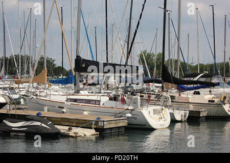 Boote und Yachten an der Belmont Hafen in Chicago, Illinois. Stockfoto