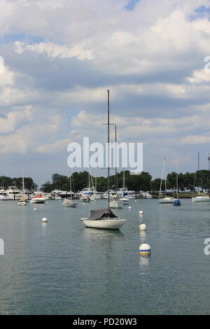 Boote und Yachten an der Belmont Hafen in Chicago, Illinois. Stockfoto