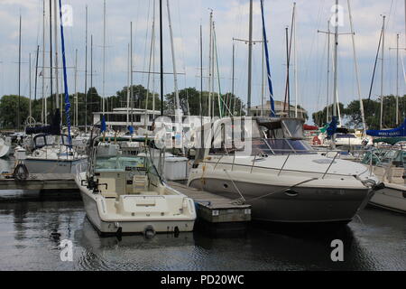 Boote und Yachten an der Belmont Hafen in Chicago, Illinois. Stockfoto