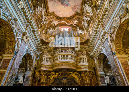 Die Orgel in der Kirche von Santa Maria della Vittoria in Rom, Italien. Stockfoto