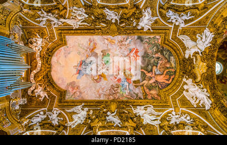 Die reich verzierte Decke der Kirche Santa Maria della Vittoria in Rom, Italien. Stockfoto