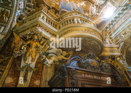 Die Orgel in der Kirche von Santa Maria della Vittoria in Rom, Italien. Stockfoto