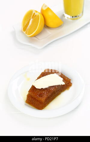 Türkisches dessert Ekmek kadayifi, Brot, Pudding mit Sahne Stockfoto