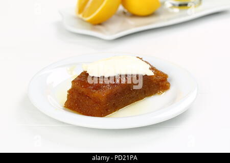 Türkisches dessert Ekmek kadayifi, Brot, Pudding mit Sahne Stockfoto