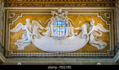 Counterfacade mit Winkeln Unterstützung der Barberini Emblem, von Bernini entworfen, in der Basilika Santa Maria in Ara Coeli, Rom, Italien. Stockfoto