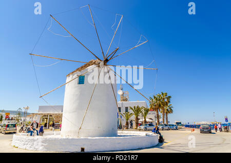 PAROS, Griechenland - 15. Mai 2014: weißes, traditionelles Mühle mit Blick auf Hafen Parikia, Paros, Griechenland Stockfoto