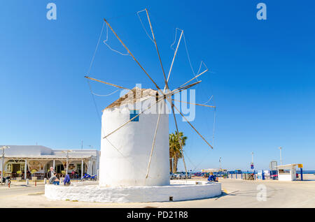 PAROS, Griechenland - 15. Mai 2014: weißes, traditionelles Mühle mit Blick auf Hafen Parikia, Paros, Griechenland Stockfoto