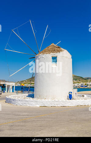 Weißes, traditionelles Mühle mit Blick auf Hafen Parikia, Paros, Griechenland Stockfoto