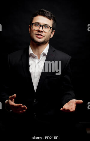 Junge ehrgeizige Politiker geben ein Versprechen an die Menschen. Debatte Konzept Stockfoto