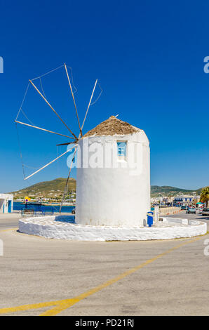 Weißgetünchte traditionelle Windmühle mit Blick auf Hafen Parikia, Paros, Griechenland Stockfoto