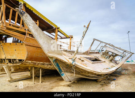 Alten zerstörten Boote am Ufer in der Nähe von Dibba Hafen, UAEfishing Stockfoto