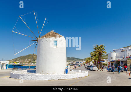 PAROS, Griechenland - 15. Mai 2014: weißes, traditionelles Mühle mit Blick auf Hafen Parikia, Paros, Griechenland Stockfoto