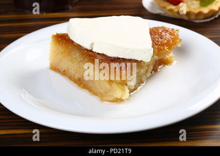 Türkisches dessert Ekmek kadayifi, Brot, Pudding mit Sahne Stockfoto