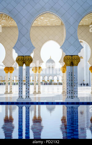 Kolonnaden und eine eflection Pool in Sheikh Zayed Moschee in Abu Dhabi, VAE Stockfoto