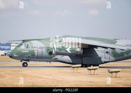 Embrear demonstrierte die Agilität und Handlichkeit der KC-390 Verkehrsmittel Flugzeug auf der Farnborough International Airshow 2018 Stockfoto