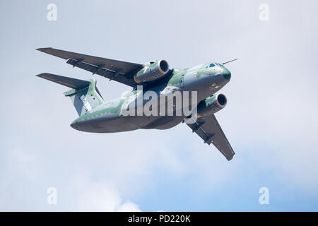 Embrear demonstrierte die Agilität und Handlichkeit der KC-390 Verkehrsmittel Flugzeug auf der Farnborough International Airshow 2018 Stockfoto