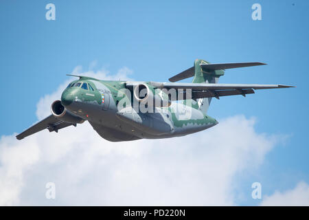 Embrear demonstrierte die Agilität und Handlichkeit der KC-390 Verkehrsmittel Flugzeug auf der Farnborough International Airshow 2018 Stockfoto