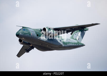 Embrear demonstrierte die Agilität und Handlichkeit der KC-390 Verkehrsmittel Flugzeug auf der Farnborough International Airshow 2018 Stockfoto