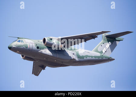 Embrear demonstrierte die Agilität und Handlichkeit der KC-390 Verkehrsmittel Flugzeug auf der Farnborough International Airshow 2018 Stockfoto