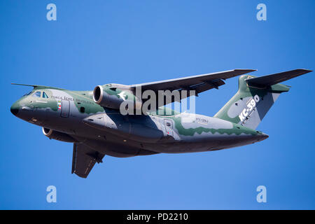 Embrear demonstrierte die Agilität und Handlichkeit der KC-390 Verkehrsmittel Flugzeug auf der Farnborough International Airshow 2018 Stockfoto