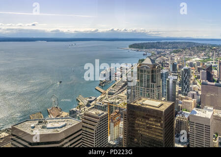 Seattle Skyline. Luftaufnahme von Seattle Waterfront und der Innenstadt von der Sky View Obervatory Tower, Washington State, USA Stockfoto