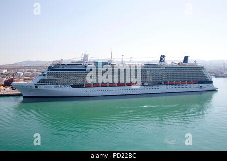 Celebrity Reflexion von Celebrity Cruises im Hafen von Civitavecchia eine Küstenstadt nordwestlich von Rom, in Italien Stockfoto