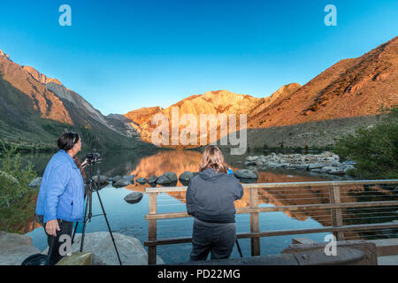 Fotografieren Convict Lake in der Nähe von Mammoth Lakes, California, im Morgengrauen. Es ist wirklich diese Farbe in der Morgendämmerung. Stockfoto