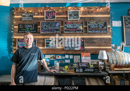 Eigentümer zeichnete Wallace in Schwarz Zweifel, ein nano-Brauerei in Mammoth Lakes mit einer breiten Palette von Bierspezialitäten inclluding einige wirklich einzigartige, einschließlich "Peanut Butter Imperial Stout." Stockfoto