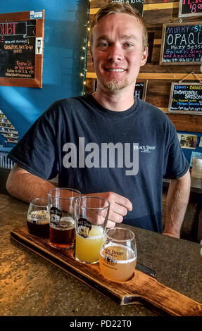 Eigentümer zeichnete Wallace in Schwarz Zweifel, ein nano-Brauerei in Mammoth Lakes mit einer breiten Palette von Bierspezialitäten inclluding einige wirklich einzigartige, einschließlich "Peanut Butter Imperial Stout." Stockfoto