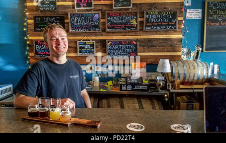 Eigentümer zeichnete Wallace in Schwarz Zweifel, ein nano-Brauerei in Mammoth Lakes mit einer breiten Palette von Bierspezialitäten inclluding einige wirklich einzigartige, einschließlich "Peanut Butter Imperial Stout." Stockfoto