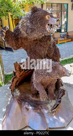 Es gibt viele Bären in Mammoth Lakes, CA. Hier ist eine Statue im Dorf, um es zu beweisen. Stockfoto