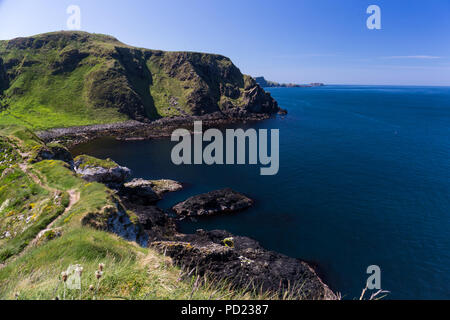 Zerklüftete Küsten von Nord Antrim Küste landspitze an Kinane in der Nähe von Ballycastle Stockfoto