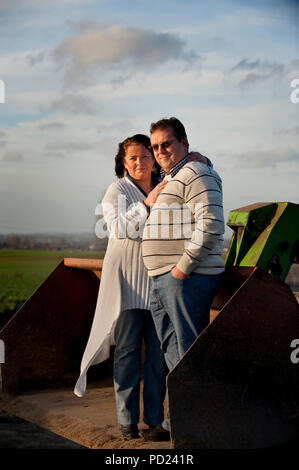 Christophe Victor und seinem neuen Partner Anne-Michelle, Teilnehmer des tv Reality Show L'Amour Est Dans Le Pré auf dem Belgischen RTL-TVI channe Stockfoto