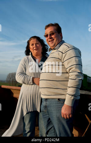 Christophe Victor und seinem neuen Partner Anne-Michelle, Teilnehmer des tv Reality Show L'Amour Est Dans Le Pré auf dem Belgischen RTL-TVI channe Stockfoto