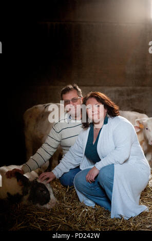 Christophe Victor und seinem neuen Partner Anne-Michelle, Teilnehmer des tv Reality Show L'Amour Est Dans Le Pré auf dem Belgischen RTL-TVI channe Stockfoto