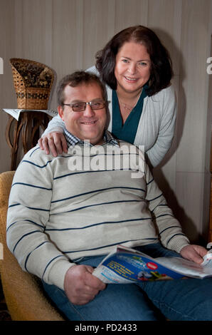 Christophe Victor und seinem neuen Partner Anne-Michelle, Teilnehmer des tv Reality Show L'Amour Est Dans Le Pré auf dem Belgischen RTL-TVI channe Stockfoto