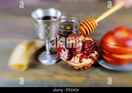 Jüdische Feiertag Rosch Haschanah jüdischen Neujahr Konzept. Traditionelle Symbole selektiven weichzeichner Stockfoto