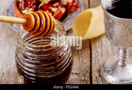 Honig, Apfel und Granatapfel auf holztisch Schofar, Honig und Granatapfel über bokeh Hintergrund Stockfoto