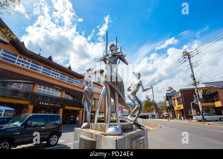 GUNMA, Japan - 27. APRIL 2018: Moderne Kunst Skulptur vor kusatsu Bus Terminal Stockfoto
