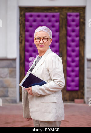 Eine erfahrene Geschäftsfrau wird die Konferenz mit ihrem Wissen zu teilen Stockfoto