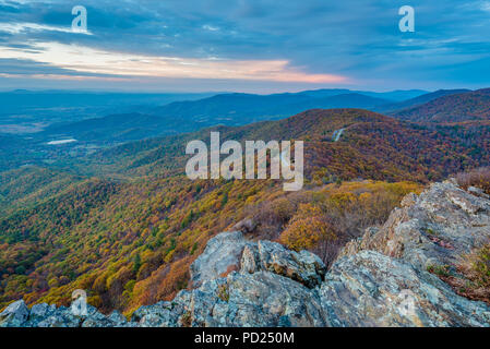 Herbst Sonnenuntergang Blick von der Kleinen Stony Man Felsen, entlang der Appalachian Trail im Shenandoah National Park, Virginia Stockfoto