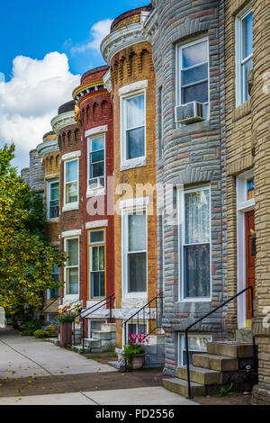 Bunte Reihe Häuser in Hampden, Baltimore, Maryland Stockfoto