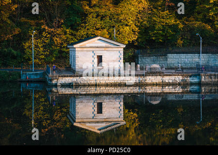 Herbst Farbe am See Roland, in Baltimore, Maryland Stockfoto