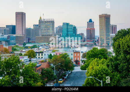 Ansicht des Federal Hill Reihe Häuser und den Inneren Hafen, in Baltimore, Maryland Stockfoto