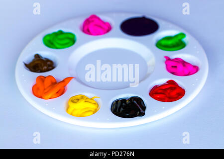 Kunst Palette mit Farben isoliert auf Weiss. Stockfoto