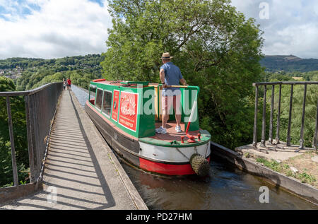 Pontcysyllte Aquädukt über den Fluss Dee an Trevor in der Nähe von Llangollen North East Wales. Mann auf der Deichsel eines 15-04 Navigieren im engen Aquädukt Stockfoto