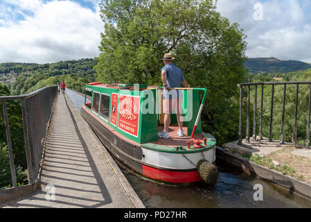 Pontcysyllte Aquädukt über den Fluss Dee an Trevor in der Nähe von Llangollen North East Wales. Mann auf der Deichsel eines 15-04 Navigieren im engen Aquädukt Stockfoto