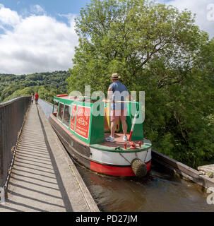 Pontcysyllte Aquädukt über den Fluss Dee an Trevor in der Nähe von Llangollen North East Wales. Mann auf der Deichsel eines 15-04 Navigieren im engen Aquädukt Stockfoto